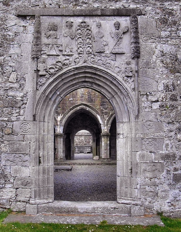 Il portale d'entrata alla chiesa del prorato agostiniano di Clontuskert