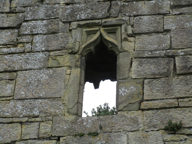 Particolare di una finestra del campanile della Abbazia di Trim