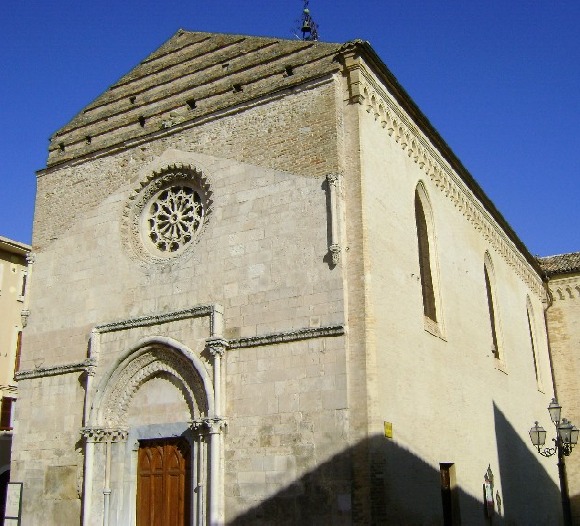 La facciata della cattedrale di Vasto con i resti del monastero agostiniano medioevale