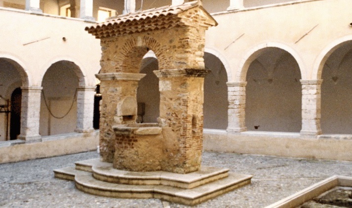 Il chiostro del monastero agostiniano di Cosenza