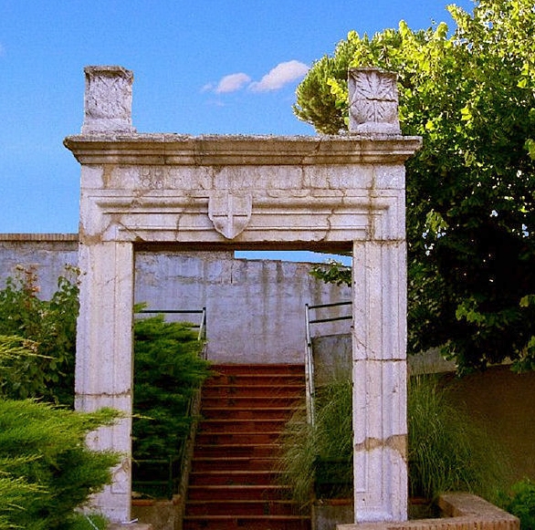 Il portale della chiesa di sant'Agostino di Candida