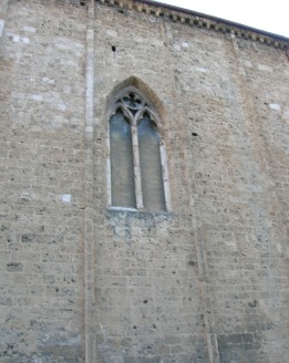 I rifacimenti della chiesa: una finestra bifora gotica