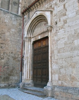 La chiesa: le caratteristiche architettoniche: il portale romanico 