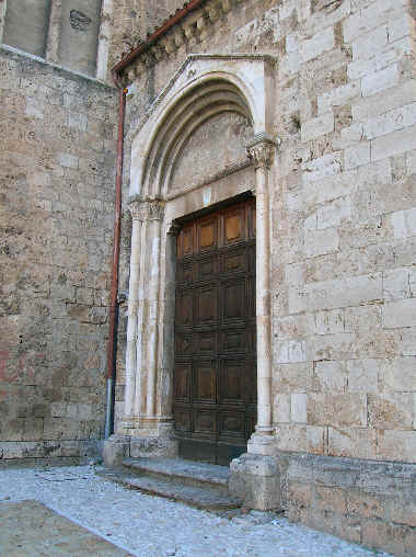 Portale della chiesa di sant'Agostino a Rieti