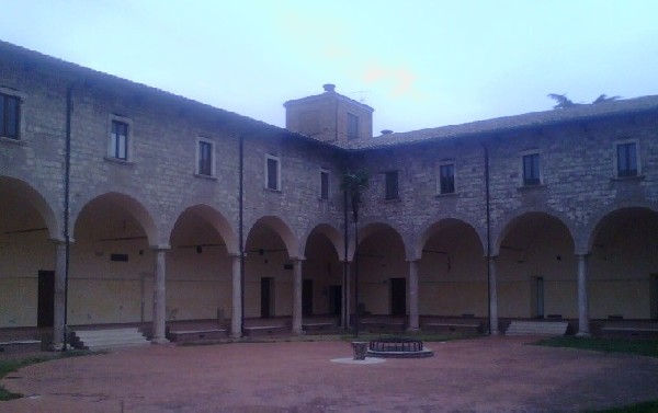 Immagine del chiostro di sant'Agostino ad Ascoli