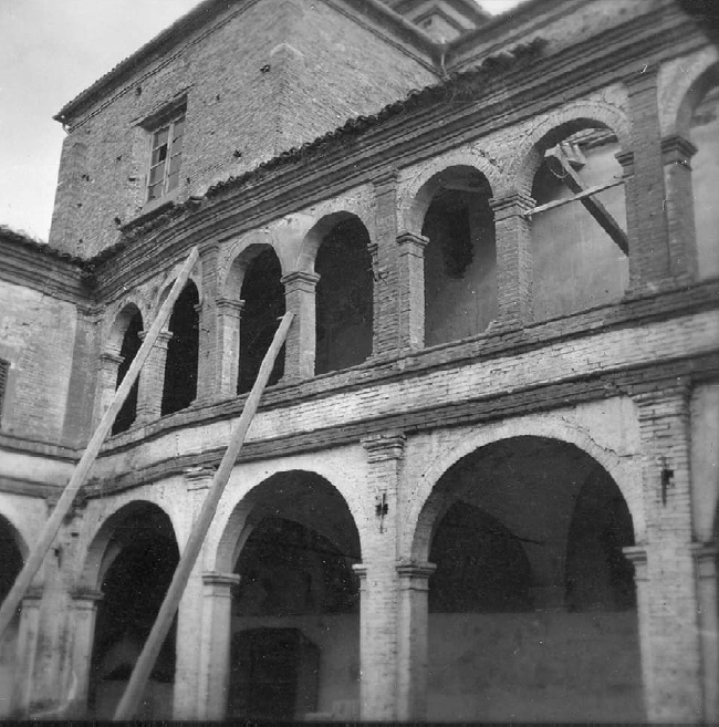 Il chiostro del convento prima del suo abbattimento, foto di Matteo Parrini