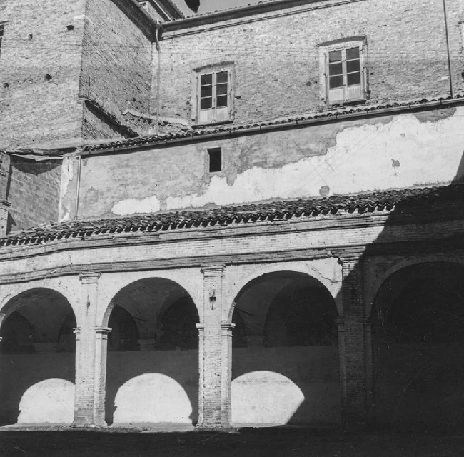 Il chiostro del convento prima del suo abbattimento, foto di Matteo Parrini