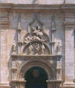 Particolare del portale della Basilica di san Nicola a Tolentino