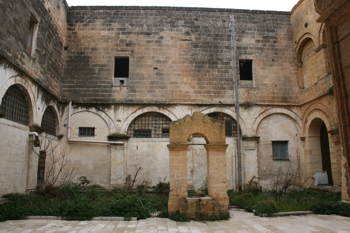 Il chiostro interno del convento agostiniano di Manduria