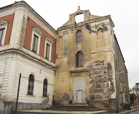 La fatiscente chiesa agostiniana di Giarre annessa al convento