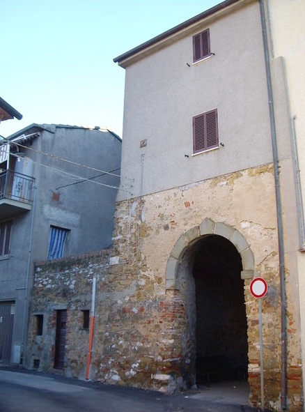 Resti del convento agostiniano con la porta di ingresso