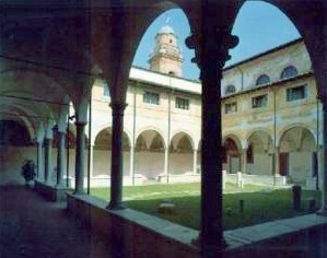 Il chiostro del convento di Pietrasanta