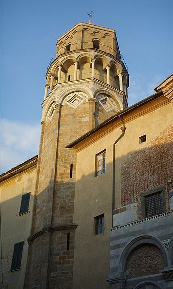Il campanile ottagonale annesso alla chiesa di san Nicola