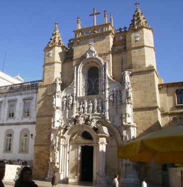 La facciata del complesso di santa Cruz a Coimbra