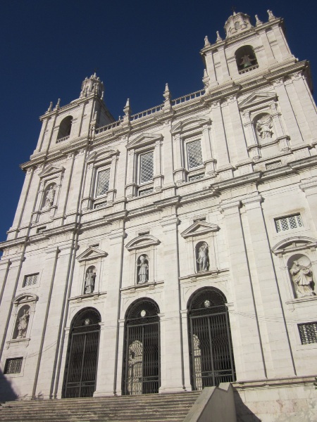 La monumentale facciata della chiesa di san Vicente