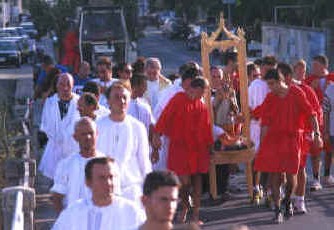 Un momento della processione con la statua di S. Agostino per le vie di Nurachi