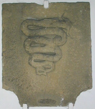 Uno stemma dei Visconti di Modrone in pietra molera