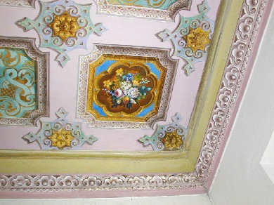 Le splendide decorazioni floreali del soffitto della vecchia canonica parrocchiale (ex casa da Nobile Nava di origini medioevali)