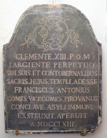 La lapide (1768) che concede un accesso riservato nella chiesa di Cassago alla famiglia dei Pirovano Visconti di Modrone