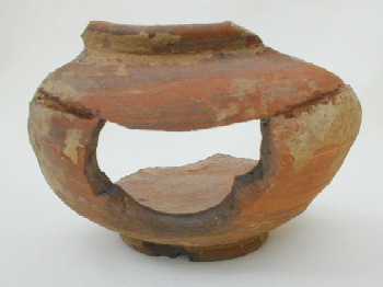 Vaso frammentario in argilla di et romana