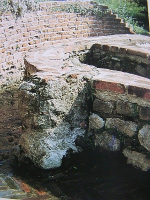 Muro di et romana presso la fontana di S. Agostino nel Parco storico-archeologico a Cassago