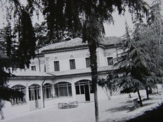 Il giardino interno dell'Asilo Visconti di Modrone dopo gli ampliamenti del 1970