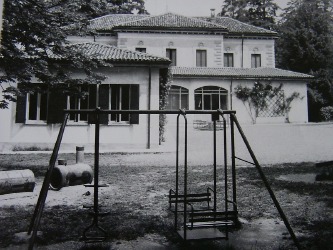 Splendida vista (1970) del cortile interno dell'Asilo con il giardino