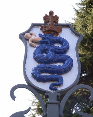 Particolare dello stemma sul cancello d'entrata dell'Asilo Visconti di Modrone