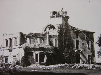 Una fase della demolizione del palazzo nel 1963