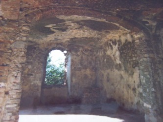 Arcate e soffitti seicenteschi del portico sottostante il palazzo