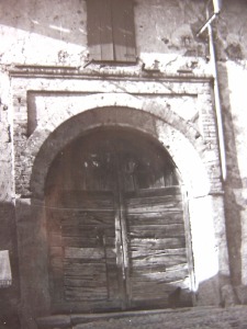 La monumentale porta di accesso al palazzo
