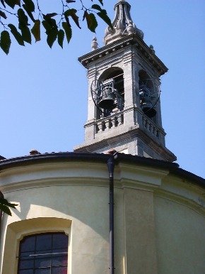 Il campanile della chiesa (XIX sec.) con l'esterno dell'abside
