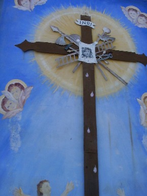 La croce della Passione con i simboli della Passione di Cristo: edicola in piazza della Chiesa