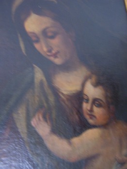 Sacra Famiglia. Particolare della figura della Vergine con il bambino fra le braccia