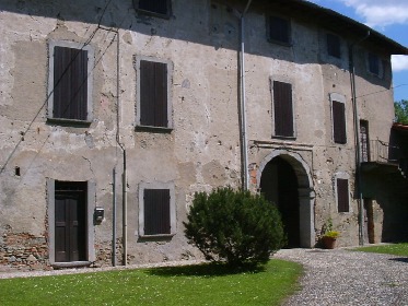 La villa Pedroli a Zizzanorre: il cortile esterno con il portico d'entrata