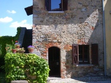 Casa d'angolo del cortile interno con l'originaria struttura grezza in pietra e mattoni