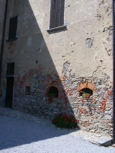 Corridoio d'entrata al cortile interno con le rimanenze di arcate a tutto sesto medioevali