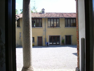 Il cortile interno visto dal loggiato a colonne del piano inferiore