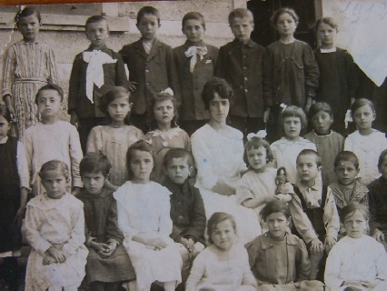 1920: la maestra con i ragazzi delle scuole elementari di Cassago