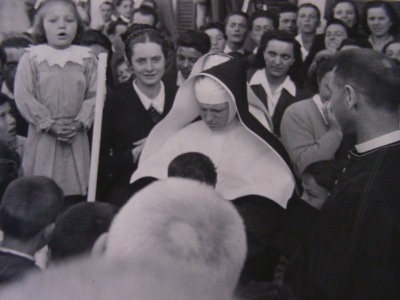 1948: il nuovo parroco don Giovanni Motta accolto dalle suore all'asilo