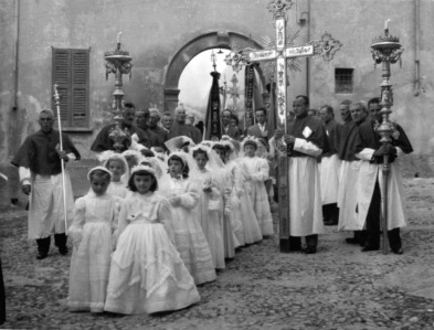 Processione con le bambine di Maria e gli uomini della Fabbriceria in partenza dalla Canonica parrocchiale