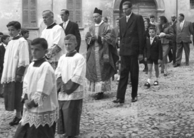 Il giovane don Motta nel giorno della sua entrata in parrocchia a Cassago