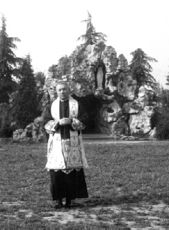 don Motta davanti alla sua Grotta di Lourdes all'Oratorio femminile