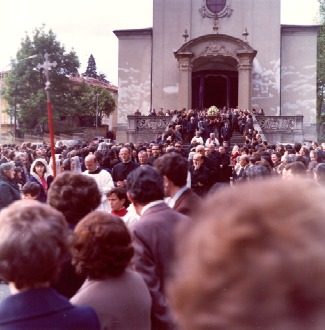 Funerali di don Motta: uscita dalla chiesa