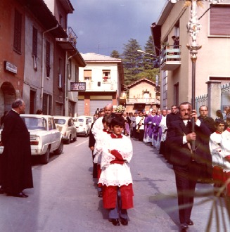 1973: funerali don Motta: lungo la via principale del paese