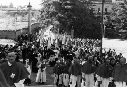 1948: don Motta entra a Cassago: la processione  in piazza della chiesa