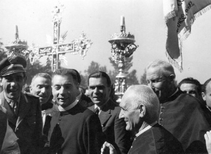 Il giovane don Motta con le autorit (1948) nel giorno della presa di possesso della parrocchia di Cassago
