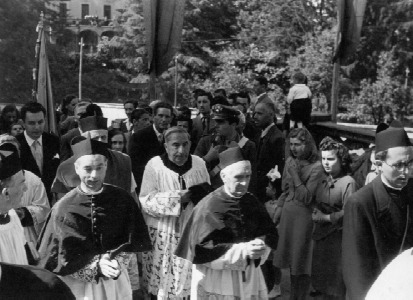 Il giovane don Motta con le autorit religiose nel giorno della sua entrata: il corteo  arrivato in piazza della chiesa (1948)