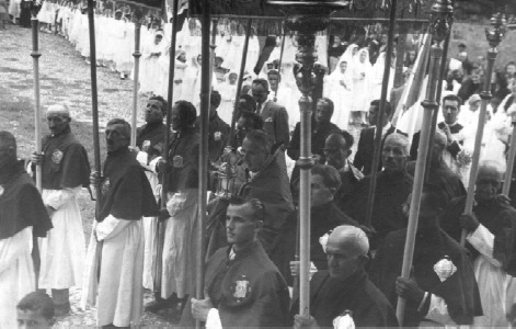 Processione per le vie del paese nella festa di sant'Agostino (1954)