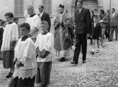 Processione che parte dalla Canonica con il parroco don Motta